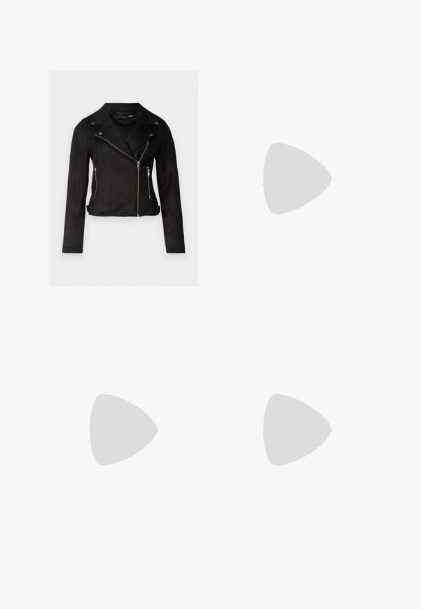 Veste de moto en daim noir avec une fermeture éclair asymétrique, un col à pression, des poches zippées et une coupe ajustée. Texture lisse et design court.; Top noir à manches longues avec un col rond. Présente des liens ajustables aux manches, fabriqué dans un tissu lisse et extensible.; Jean flare bleu clair en denim, avec une taille haute, cinq poches et une fermeture à un bouton. Texture douce avec une finition décolorée.; Escarpins en cuir verni noir avec bout pointu et talon bloc géométrique. Présente un design élégant et minimaliste ainsi qu'une texture lisse.