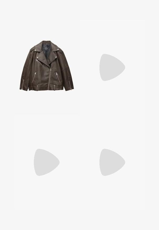 Hnědá koženka motorkářské bundy s širokými klopami, stříbrnými zipy na kapsách a rukávech a nastavitelnými pásky u spodního okraje.; Bílý tričko s krátkým rukávem, se volným střihem a nařasenou texturou v pase. Vyrobeno z měkkého, lehkého materiálu.; Černé denimové kalhoty s volným střihem a vysokým pasem, vybavené předními a zadními kapsami, prošívanými švy a knoflíkovým zapínáním. Hladká textura.; Bershka Sandály na vysokém podpatku - black