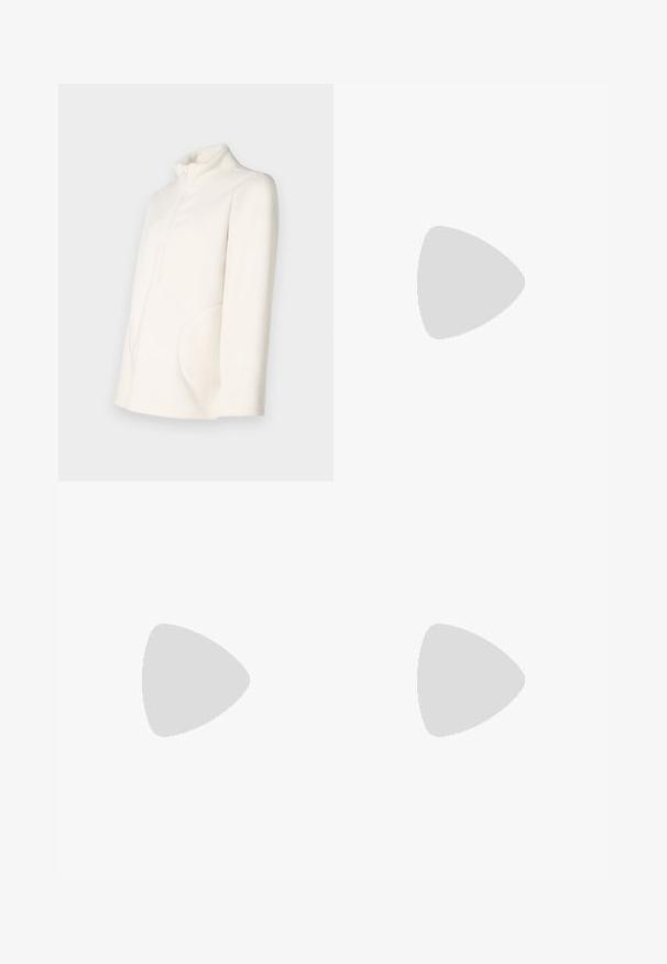Off-white fleecedonk met lange mouwen, hoge kraag, halve ritssluiting aan de voorkant en ronde zijzakken tegen een effen achtergrond.; Zwart-witte zwangerschaps T-shirts, korte mouwen, gemaakt van zacht katoen, met een gelaagd ontwerp en een geraffineerd gedeelte voor een groeiende buik.; Zwangerschapsjeans met blauwe denim benen en een zwart rekbaar buikpaneel, ontworpen om een groeiende buik te ondersteunen en te bedekken.; Witte sneaker van glad synthetisch materiaal, met een ronde neus, vetersluiting, platte zool en subtiele geperforeerde details.