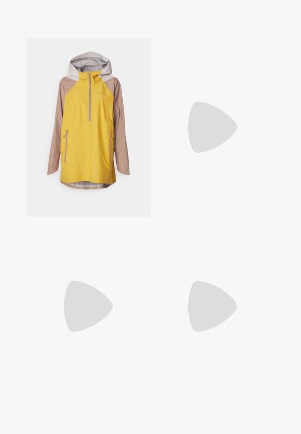 Kari Traa SANNE ANORAK - Softshelljakke - dusty yellow; Svart langermet T-skjorte laget av bomull med rund hals. Har en liten hvit logo på venstre brystområde. Enkelt design og passform.; Svarte nylon cargo-bukser med glidelås og justerbare mansjetter, flere lommer og en logo på høyre bein. Glatt, lett tekstur.; Beige og krem joggesko med teksturert mesh-overdel, støttende overlegg og gummisåle med et mønster for godt grep.