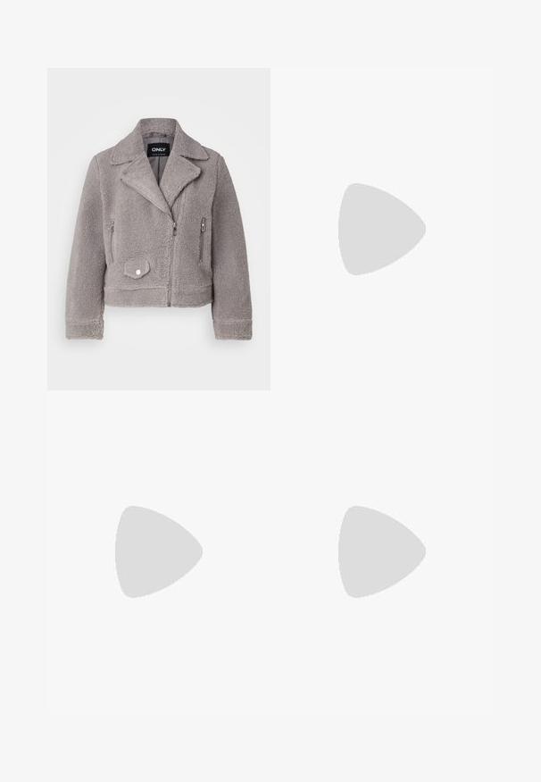 Siva umjetna jakna od ovčje kože s ovratnikom, zatvaranjem na patentni zatvarač i bočnim džepovima. Ima skraćeni dizajn i teksturiranu tkaninu.; Even&Odd Petite 2 PACK - Top - light grey/black; Sive traperice sa ravnim nogavicama, stil pet džepova, blago izblijedjele i s kopčanjem na gumbe u struku.; Smeđe suede platform čizme s elastičnim bočnim panelima i narančastim vučnim trakama, uparenim s suknjom od svijetlog denima do koljena na drvenom podu.; Smeđa kožna torba s nabranim vrhom, podesivim trakama i metalnim naglascima. Sadrži okrugli pleteni detalj sa strane.; Srebrna kružna naušnica s poliranim završetkom, koja ima male zlatne detalje i okrugli oblik, nošena na uhu.