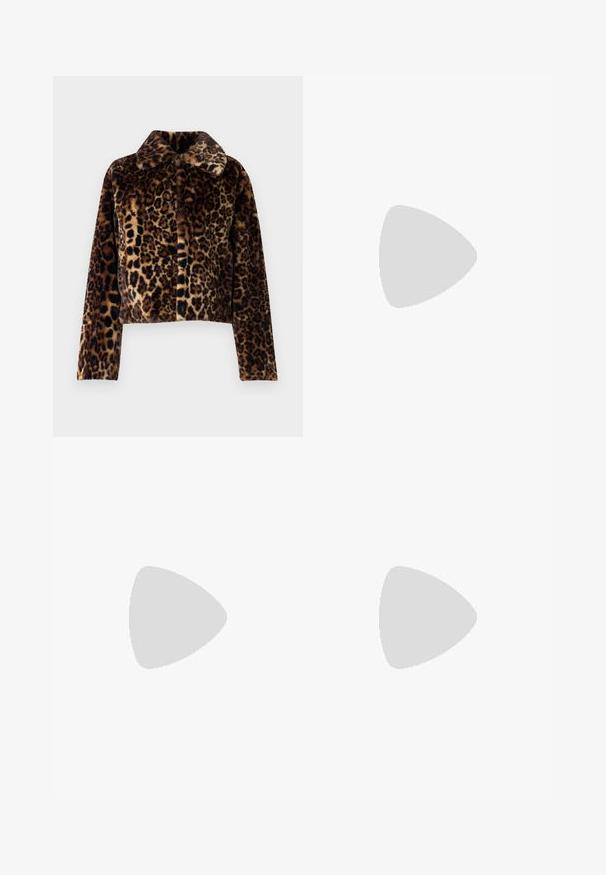 Noisy May NMEVE LEO JACKET - Veste d'hiver - mocha bisque; Pull en tricot gris clair, court, avec un col montant et des poignets côtelés, présentant des motifs en relief en câble sur le dos et sur les côtés.; Pantalons évasés de couleur beige clair, fabriqués dans un tissu lisse. Dotés d'une taille classique et d'un devant plat aux lignes épurées.; Bottes Chelsea en suède marron avec des panneaux latéraux élastiques et une semelle épaisse et texturée. Elles comportent une languette au talon pour un enfilage facile.