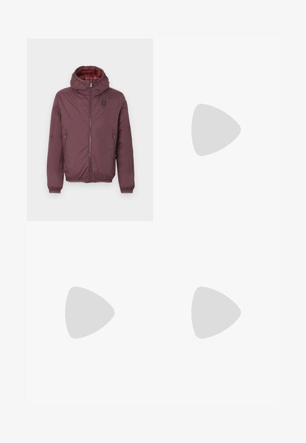Casaco de penas bordeaux com capuz, dois bolsos frontais com fecho éclair, punhos elásticos e um forro vermelho brilhante. Fecho frontal com zíper e um emblema.; Camisa de algodão branca de mangas longas com decote redondo, fendas laterais na parte inferior e uma textura suave, mostrada de trás.; Calças de ganga azul claro com um design de perna reta, cinco bolsos, fecho de botão, desgaste mínimo e detalhes de costura em contraste.; Sapatilha branca com um cabedal em couro liso e de perfil baixo. Apresenta um bico redondo, seis ilhoses e uma sola de borracha texturizada.