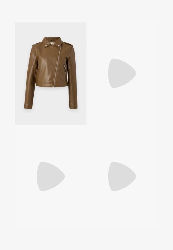 Veste cropped en cuir synthétique marron avec une fermeture éclair, des poches zippées sur le côté, un col pointu et des épaulettes. Texture lisse.; Top court à manches courtes blanc avec un superposé en dentelle florale, un col montant et une fermeture à boutons au dos avec des accents de couture texturée.; Pantalons gris foncé avec une taille élastique à cordon de serrage, design de jambe fuselée et devant plissé. Fabriqués dans un tissu doux avec une texture lisse.; Chaussures slingback à bout pointu en cuir verni beige brillant, avec un talon étroit et une bride réglable pour un ajustement sécurisé.