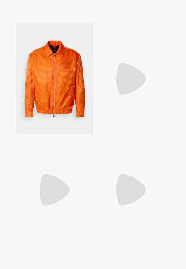 Oranžinė bomber tipo striukė su tekstūruotu langelių raštu, užtrauktuku priekyje ir logotipo detale ant krūtinės. Savybės: elastinė apykaklė ir rankogaliai.; Balta polo marškiniai pagaminti iš medvilnės, su klasikiniais kraštais, trijų mygtukų sprandeliu ir kairiuoju krūtinės kišeniu; mažas logotipas apačioje.; Braški medvilniniai kelnės su tiesiu kirpimu. Priekyje yra dėvėti priežiūros elementai ir siuvinėjimo detalės. Klasikinis mygtuko ir užtrauktuko uždarymas.; Baltas ir šviesiai bežinis sportinis kedas, su tinklo viršumi, perforuotais detalėmis ir tekstūruotu tarpine su logotipu ant kulno.
