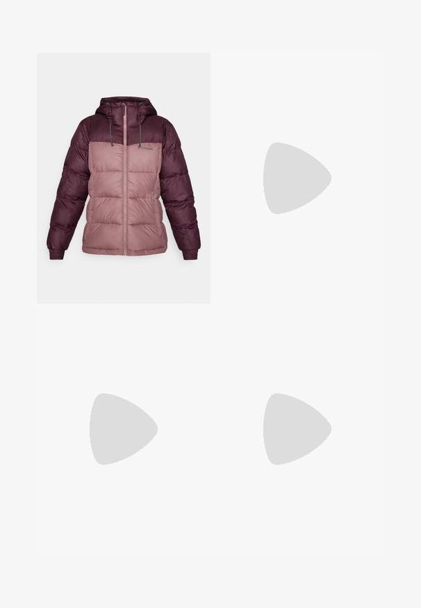 Columbia PIKE LAKE™ II INSULATED JACKET - Téli dzseki - moonvista/fig; Hosszú ujjú, sötétszürke ing piros fákkal és hegyekkel díszítve; a "COLUMBIA" logó vastag fehér betűkkel. Puha anyag, klasszikus kerek nyakkivágás.; Fekete, egyenes szabású kinti nadrág, gombos záródással, cipzáros oldalzsebekkel és logóval a bal combon.; Columbia PEAKFREAK - Túracipők - black