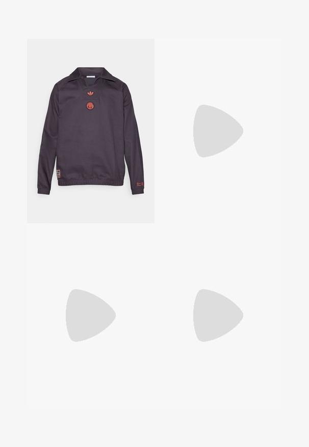 Långärmad mörklila pullover med krage, röd Adidas-logotyp och cirkulärt emblem på bröstet, elastisk midjeband och liten patch nära nedersta vänstra sidan.; Svart t-shirt med kort ärm och vita tre-randiga detaljer på axlarna samt en liten vit logotyp på bröstet. Slät tygtextur.; Svarta träningsoverallbyxor med elastiskt midjeband och muddar, med vita sidostripes och en liten vit Adidas-logotyp på vänster höft.; Svarta och vita sportskor med överdel i mocka och syntetmaterial, med tre distinkta vita ränder, gummisula och guld "Predator"-text.