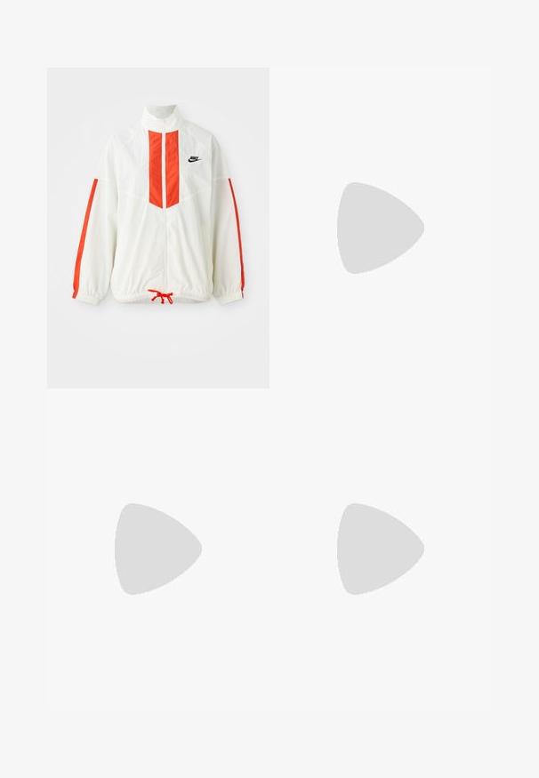 Jacke corta branca com riscas verticais vermelhas e cordão na barra. Apresenta um colarinho de pé e fecho éclair à frente. Logótipo da Nike no peito.; T-shirt branco de algodão com uma gráfica de pés em chuteiras Nike amarelas com detalhes azuis, combinado com uma pulseira no pulso esquerdo.; Calças bege claras com uma cintura elástica, apresentando painéis laterais cor-de-rosa e bolsos laterais. Textura suave com um design de perna reta.; Ténis brancos de cano alto com uma sola grossa e texturizada, apresentando um cabedal liso, bico redondo e atacadores tonalizados, sobre um fundo amarelo.