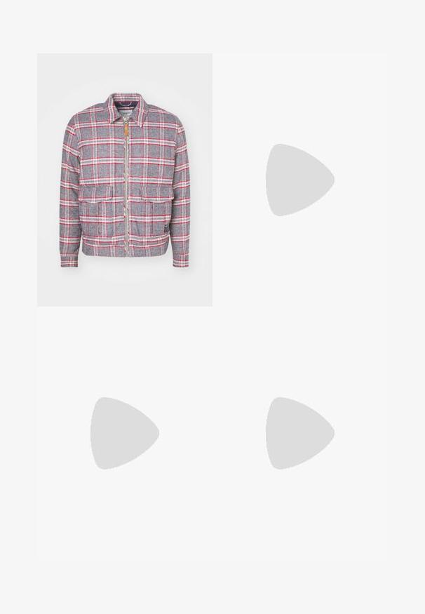 Hallide ja punase ruudulise mustriga jakk, millel on tõmblukuga esiosa, kaks eesmist taskut ja lihtne krae. Valmistatud tekstuuriga kangast. Igapäevane disain.; Musta kõrge kaelusega kampsun, mis on valmistatud pehmest kudumist materjalist. Omab pikki varrukaid, soonikpitsiga kaela- ja alumist äärt. Lihtne ja sujuv disain ilma mustriteta.; Heledad sinine teksapüksid sirge säärega, kõrge taljega ja minimaalse õmblustehnikaga. Kangas on pehme ja kergelt pleekinud tekstuuriga.; Mustad musta naha sussid sujuva viimistlusega, esiosal rihmaga detail ning paksu kummitaldaga, mis on kaunistatud soontega.