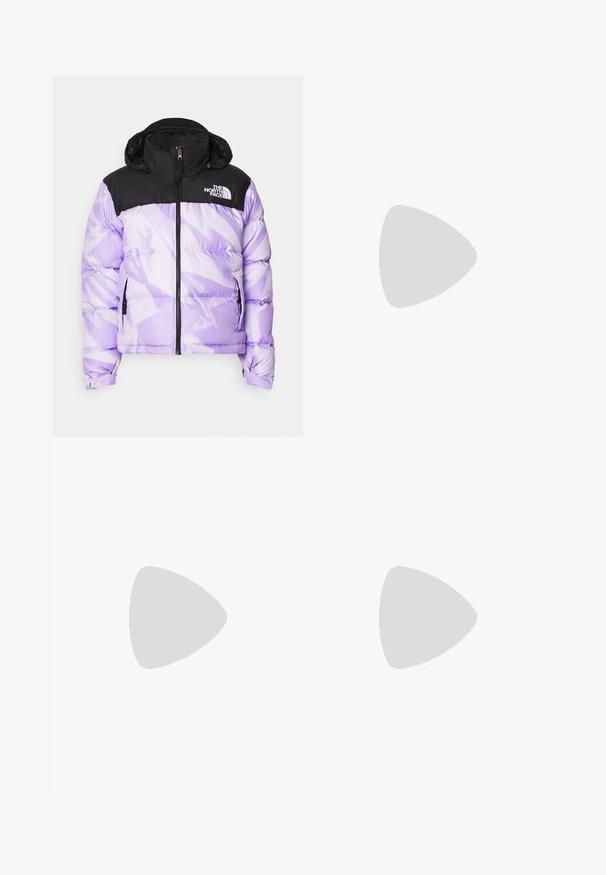 The North Face 1996 RETRO NUPTSE JACKET - Jakna ispunjena paperjem - icy lilac garment fold print; Dva pamukasta crop topa u bijeloj i crnoj boji. Svaki ima dubok izrez i tanke naramenice, s glatkom, mekanom teksturom.; Crne kordura hlače s ravnim nogavicama, s kopčanjem na gumb i bočnom džepom. Glatka tekstura s finim vertikalnim prugama.; Bijele i srebrne patike New Balance s crnim naglasima i vezicama, s mrežastim gornjim dijelom, uloškom s amortizacijom i dinamičnim dizajnom.