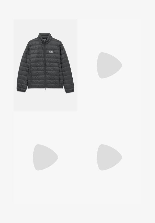 Giacca nera trapuntata con zip, colletto rialzato, polsini elastici e logo bianco EA7 Emporio Armani sul petto e all'interno del colletto.; T-shirt bianco in cotone con scollatura rotonda e maniche corte, con il logo oro EA7 Emporio Armani stampato sul fronte.; Pantaloni sportivi neri realizzati in tessuto morbido, con vita elastica e un piccolo logo EA7 giallo sulla parte bassa della gamba sinistra.; Sneaker in pelle bianca con una finitura liscia, punta rotonda, lacci piatti e suola testurizzata. Presenta un logo discreto sul tallone.