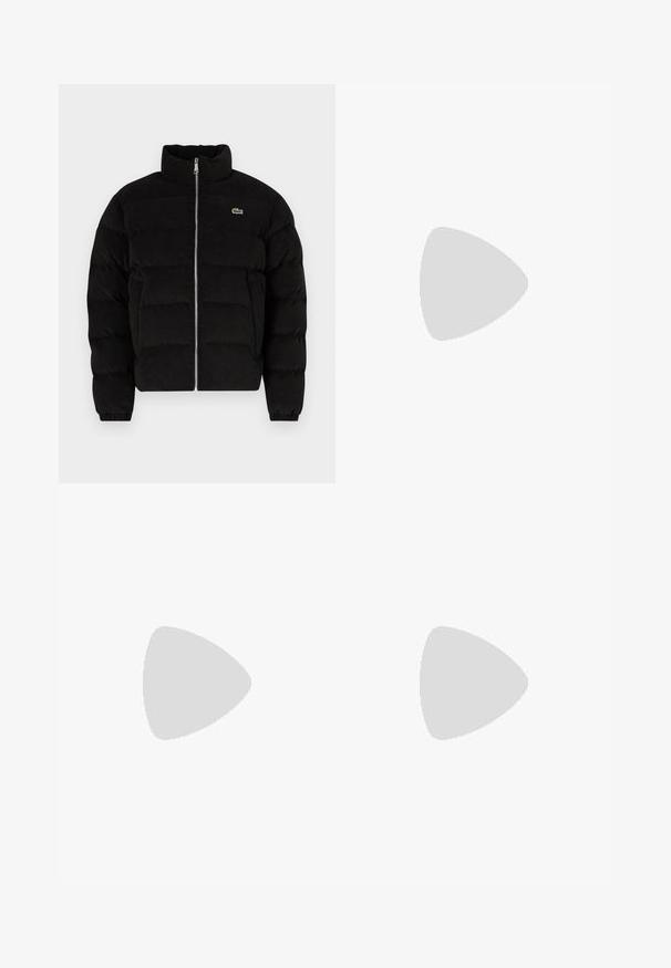 Lacoste Zimní bunda - black; Černá bavlněná mikina s dlouhými rukávy a kulatým výstřihem. Na hrudi se nachází malé žluté logo orla. Měkká textura.; Černé elegantní kalhoty s rovnýma nohavicema, vyrobené z hladkého materiálu. Obsahují poutka na opasek a detail sklady na přední straně.; Bílé kožené tenisky s hladkým povrchem, zaoblenou špičkou, plochými tkaničkami a texturovanou podrážkou. Šedý semišový detail na patě.; Průhledné plastové sluneční brýle s obdélníkovými hnědými skly, vybavené tenkými průhlednými obrubami a kovovými detaily na spáncích.
