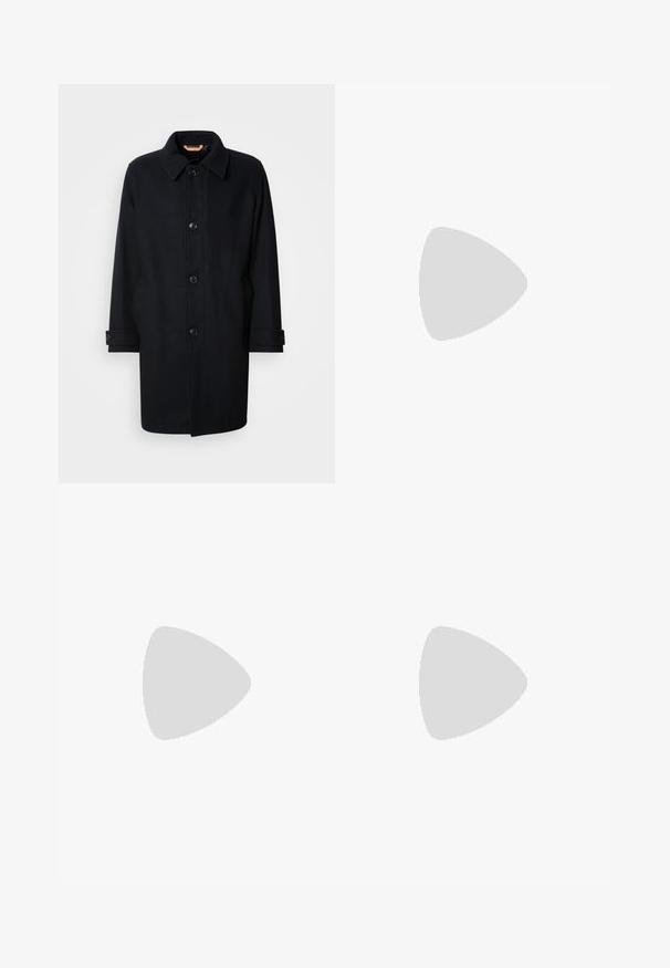 Cappotto in lana nera con un design classico, chiusura a bottoni, colletto a punta e maniche regolabili. Texture liscia, silhouette fino al ginocchio.; Maglietta nera a maniche corte realizzata in un morbido misto cotone, con scollatura a girocollo e un design minimalista senza motivi o dettagli.; Pantaloni neri a gamba larga con fronte piatto, due tasche laterali, design plissettato e un elastico in vita di colore rosso a contrasto.; Sneaker in pelle nera a basso profilo con lacci neri e suola avorio, mostrato di profilo su sfondo bianco.