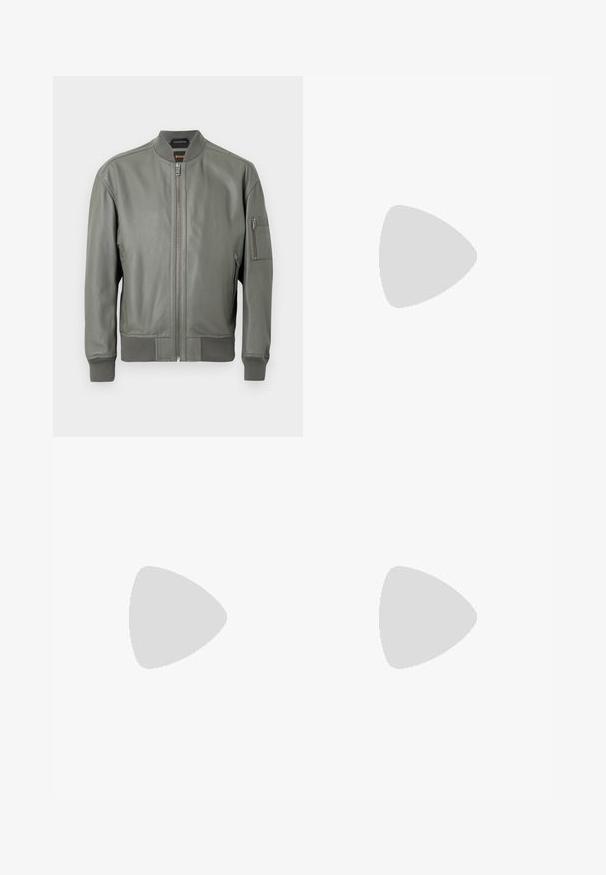 Blouson aviateur en cuir vert foncé avec fermeture éclair à l'avant, poignets et col côtelés. Comprend des poches latérales et une poche sur le bras avec fermeture éclair.; T-shirt en coton vert olive avec un grand logo noir Levi's sur le devant. Col rond classique et manches courtes, texture lisse.; Pantalons cargo vert olive en coton résistant. Dotés de plusieurs poches, d'une poche latérale zippée et de jambes fuselées avec une finition légèrement texturée.; Baskets montantes en toile noires avec semelles et lacets en caoutchouc blancs, arborant un logo circulaire sur le côté et associées à un jean et un pantalon noir.
