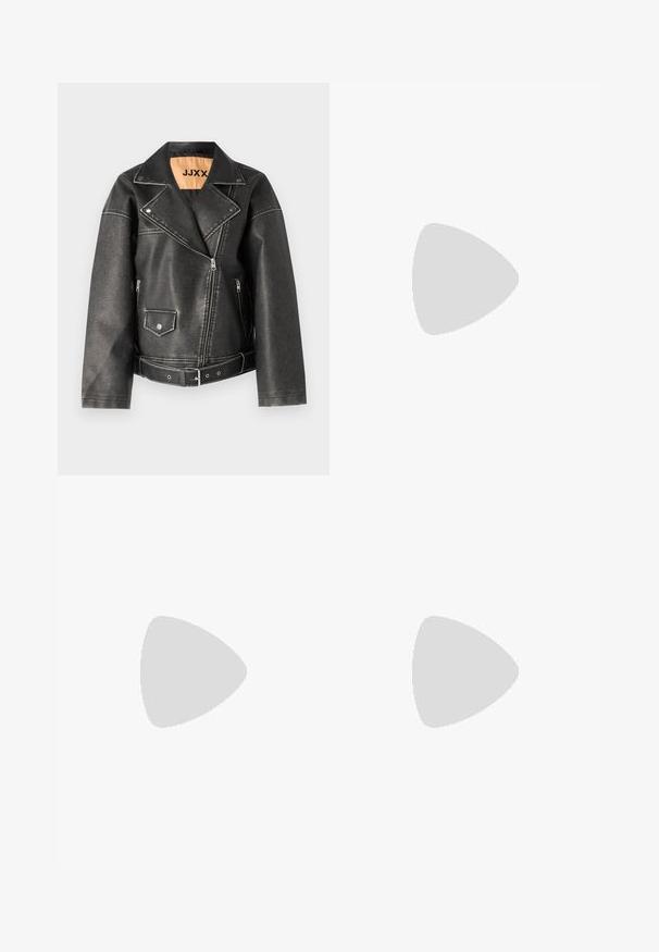 JJXX JXFRIDA BIKER - Casaco de pele sintética - black; Suéter preto de mangas compridas com textura canelada, justo ao corpo, com um decote redondo, exibido contra um fundo claro e liso.; Calças largas pretas em material de pele sintética. Apresentam uma cintura alta, passadores de cinto, dois bolsos frontais e detalhes cosidos.; Bota preta de couro alta com sola de plataforma robusta e salto bloco, apresentando puxador e padrão texturizado na sola.