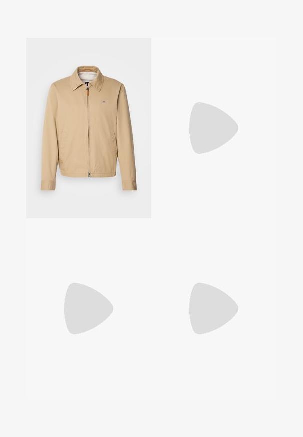 Beige, lichtgewicht jas met een kraag, een ritssluiting aan de voorkant, twee zijzakken en een klein logo op de borst. Vlekkeloos materiaal, casual design.; Witte poloshirt van katoen, met een klassieke kraag, een knoopsluiting met drie knopen en een borstzak aan de linkerkant; klein logo aan de onderrand.; Witte katoen broek met een rechte pijpdesign, zichtbare vlekken en een knoopsluiting. Beschikt over zijzakken en een label in de tailleband.; Witte en lichtbeige sport sneaker, met een bovenwerk van mesh, geperforeerde details en een gestructureerde tussenzool met branding op de hiel.