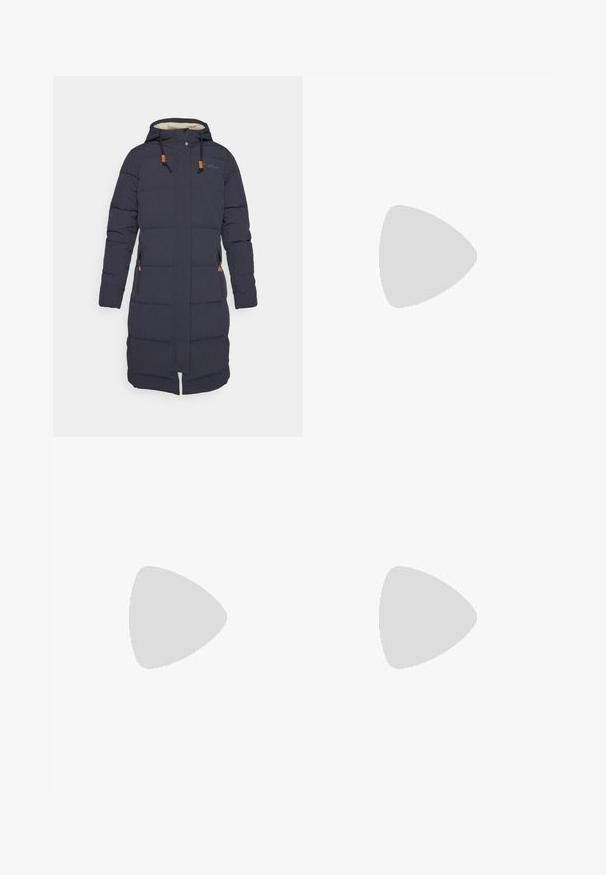 Manteau doudoune marine avec capuche, doté de poches latérales zippées, de cordons élastiques et d'un design matelassé pour l'isolation thermique.; T-shirt en coton bleu clair à manches courtes et col rond ; présente un petit logo blanc sur la partie supérieure gauche de la poitrine.; Pantalons noirs d'extérieur en tissu durable. Dotés de poches zippées, de panneaux de genoux renforcés et d'une coupe droite pour une meilleure mobilité.; Botte de trail running noire avec une tige en mesh et une semelle en caoutchouc. Présente des superpositions texturées, une coque de protection renforcée et un logo de la marque sur le talon.