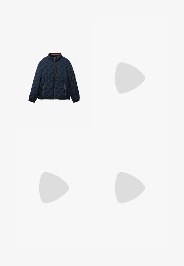 Marineblå pufferjacka med hög krage, snedställda dragkedjefickor, elastiska ärmslut och texturerad quiltad design. Inkluderar en liten ficka på armen.; Två polo t-shirts: en marinblå och en vit, båda med en liten röd, vit och blå detalj på bröstfickan och kragen.; Mörkblå denimjeans med smal passform, subtilt blekning, fem fickor och metallknappstängning. Sömnadsdetaljer i kontrasterande färg.; Vita sportskor tillverkade av syntetiskt material. Har en slät yta, rund tå, snörningsdesign och randiga detaljer på sidorna.