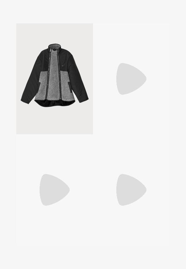 Schwarze und graue Jacke mit Fleece-Oberteil und glatter Außenseite. Verfügt über einen hohen Kragen, einen Reißverschluss und Seitentaschen.; Schwarzes Baumwoll-T-Shirt mit Rundhalsausschnitt und kurzen Ärmeln; mit rotem gesticktem "Emporio Armani"-Logo und Herz im Brustbereich.; Schwarze Hosen aus leichtem Stoff, mit einem elastischen Bund, seitlichen Taschen und aufgerollten Säumen. Glatte Textur mit vorderen Falten.; Schwarze Sneaker aus Wildleder und Leder. Sie verfügen über ein niedriges Profil, eine abgerundete Spitze, ein Schnürdesign und strukturierte Akzente. Die Sohlen haben ein rutschfestes Muster.