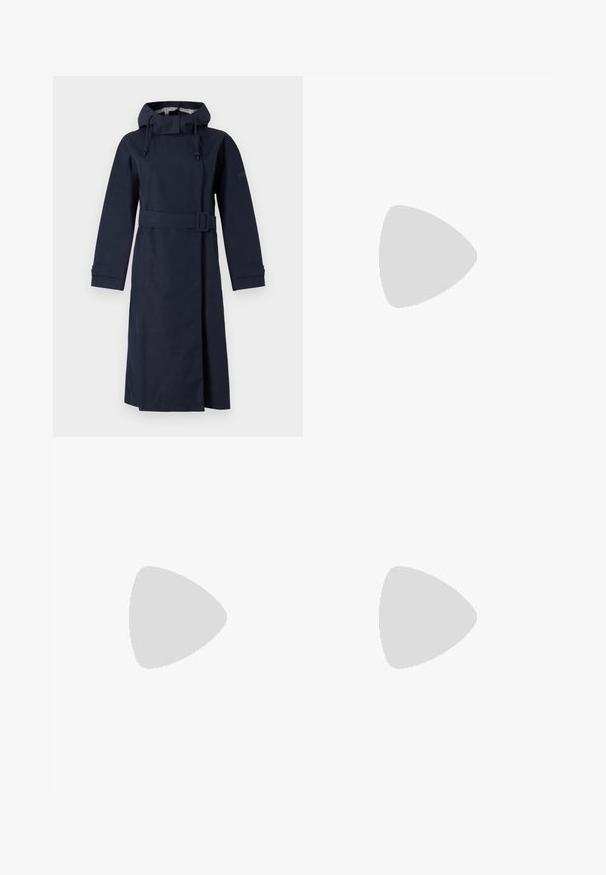 Capa de chuva azul-marinho com um colarinho alto, mangas longas, capuz ajustável e cintura com cinto. Feita de um material liso e resistente à água.; T-shirt de algodão branco com mangas curtas, decote redondo, corte descontraído e bainha cosida. Etiqueta visível no interior do pescoço.; Calças largas pretas com um acabamento suave, frente plana, passantes para cinto e fecho de botão único na cintura.; Sapatilha de couro branco com atacadores planos, bico arredondado e detalhes de costura subtis. Apresenta uma sola texturizada e um logótipo da marca em relevo no calcanhar.