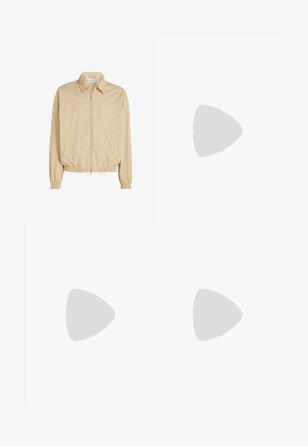 Calvin Klein Jeans LINEAR HARRINGTON - Skraistė  - pale khaki; Balta medvilninė marškinėliai su horizontaliomis violetinėmis juostelėmis, apvaliu kaklu, trumpomis rankovėmis, minimaliai ženklinti krūtinėje ir laisvą siluetą.; Chaki kelnės pagamintos iš medvilnės. Lieknas dizainas su lygiu paviršiumi, priekinės kišenės ir vienas mygtukas užsegimui juosmens srityje.; GANT BAYLLE - Sportbačiai - sand