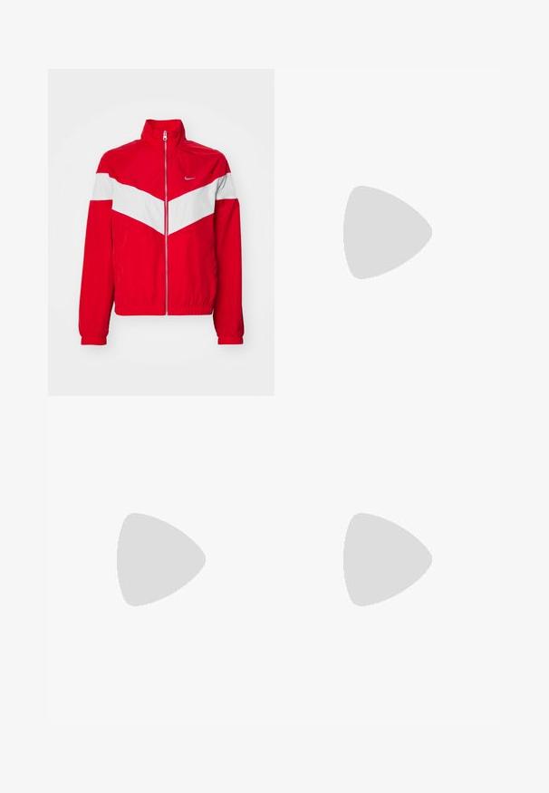Rød vindjakke med høy krage, frontglidelås, hvit sjerpdesign, og elastiske mansjetter og nederkant. Laget av lett materiale.; Kremfarget kortermet T-skjorte laget av bomull, med rund hals og et trykt Nike-logo i kontrastfarge lys grå på brystet.; Røde trenersbukser laget av lett materiale har bred benutforming, elastisk livlinning og en hvit Nike-logo på siden.; Nike Sportswear FIELD GENERAL - Joggesko - off-white/black