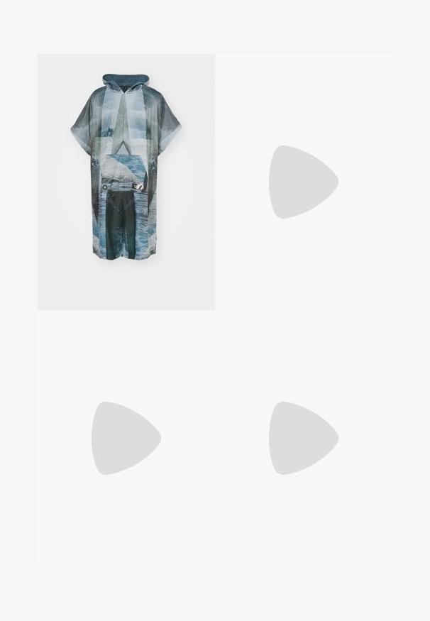 Kort svømmerobe med et abstrakt vandmønster i blå, grøn og hvid, korte ærmer, hætte og frontlomme med knapdetalje.; Grå kortærmet T-shirt lavet af blødt, struktureret stof. Har en klassisk rund hals og en lige kant, velegnet til afslappet brug.; Marineblå lige ben bukser med bæltestropper, frontknaplukning og sidelommer, præsenteret mod en hvid baggrund.; Hvide sneakers med ruskindsdetaljer, rund tå, flade snørebånd og en cremet gummisål. Har grøn branding på hælen.