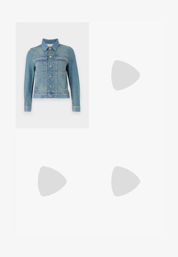 Svetlo modra denim jakna z ovratnikom, dvema žepoma na prsih, srebrnimi gumbi in pikastimi modrimi detajli na ovratniku in manšetah.; Bela kratka majica s kratkimi rokavi iz rebrastega materiala. Okrogla ovratnica, običajen kroj in subtilni šivi. Brez vzorcev ali grafik.; Trikotažna bela midi krila z teksturiranim vzorcem s pokončnimi črtami in izrezi blizu roba. Elastičen pas. Mehka tkanina.; Črne usnjene balerinke z zaobljenim nosom, gladko teksturo, minimalnimi šivi in fleksibilno zasnovo podplata.; Rjava usnjena torbica s poklopcem, zlato obarvani okovi, naramnica in gladka tekstura. Kompaktna pravokotna oblika.