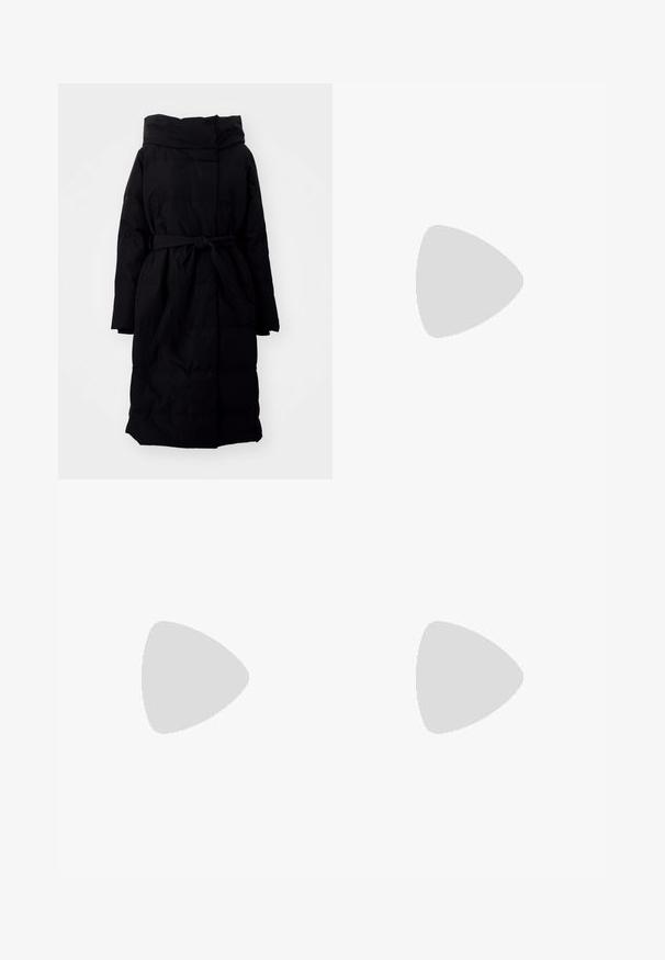 Piumino nero con cappuccio, cintura in vita, maniche lunghe e design trapuntato rettangolare. Texture liscia e lunghezza fino al ginocchio.; T-shirt nera oversize con una grafica di un orso e la scritta "NON CARINA MA SELVAGGIA" in grassetto, lettere bianche. Materiale in cotone.; Jeans azzurri chiari a vita alta realizzati in denim. Presentano gambe larghe, due aree strappate sulle ginocchia e il classico styling a cinque tasche.; Sneaker alta in tela bianca con suola in gomma nera, punta in gomma frontale e sei asole per i lacci, caratterizzata da un design pulito e minimalista.