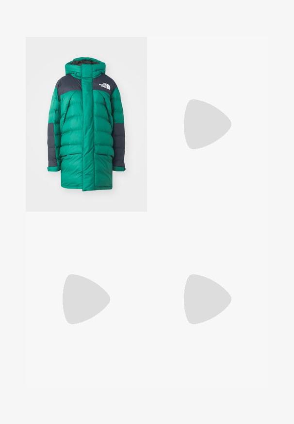 The North Face LIMBARA zielony; Biała, prążkowana bluzka z długim rękawem i okrągłym dekoltem. Wykonana z elastycznej tkaniny, która dobrze przylega do ciała. Posiada subtelne poziome pasy.; Jasnoniebieskie dżinsy z szerokimi nogawkami, wykonane z denimu, z wysokim stanem, zapięciem na guzik oraz delikatnym przetarciem i równymi brzegami dołu.; Jasnoszare zamszowe sneakersy z białymi skórzanymi akcentami, trzema białymi paskami i brązową gumową podeszwą, z wyściełanym kołnierzem dla komfortu.