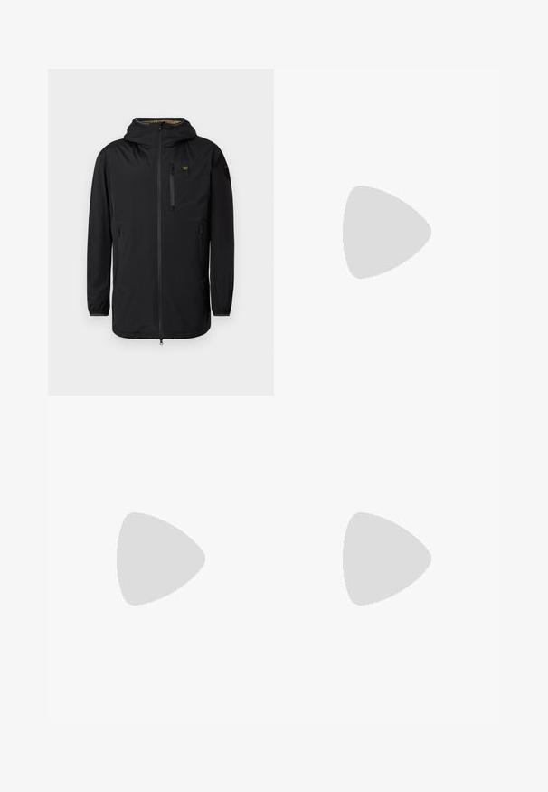 Schwarze wasserdichte Jacke mit Kapuze, Frontreißverschluss, Brusttasche und elastischen Bündchen. Glatte Textur, minimalistisches Design und keine sichtbaren Muster.; Langärmliges weißes Baumwollhemd mit rundem Ausschnitt, seitlichen Schlitzen am unteren Rand und glatter Textur, von hinten präsentiert.; Helle blaue Jeans im Geradeschnitt-Design, mit fünf Taschen, Knopfverschluss, minimaler Ausbleichung und kontrastierenden Nähdetails.; Weißer Sneaker mit glattem Lederobermaterial und niedrigem Profil. Verfügt über eine runde Zehenpartie, sechs Ösen und eine strukturierte Gummisohle.