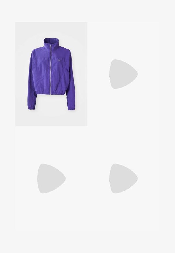 Casaco roxo com fecho éclair, feito de tecido leve, com um colarinho alto e bainha elástica, apresentando um pequeno logótipo no lado esquerdo do peito.; Top cropped branco feito de uma mistura de algodão. Apresenta um recorte em forma de chave nas costas e detalhes de logótipo preto impressos na parte da frente.; Calças rosa com cintura elástica e um corte descontraído. Apresentam um logo vermelho no lado esquerdo e uma textura suave e leve.; Tênis brancos de couro com detalhes amarelos, bico arredondado e sola de borracha texturizada, combinados com calças flare de denim azul escuro.