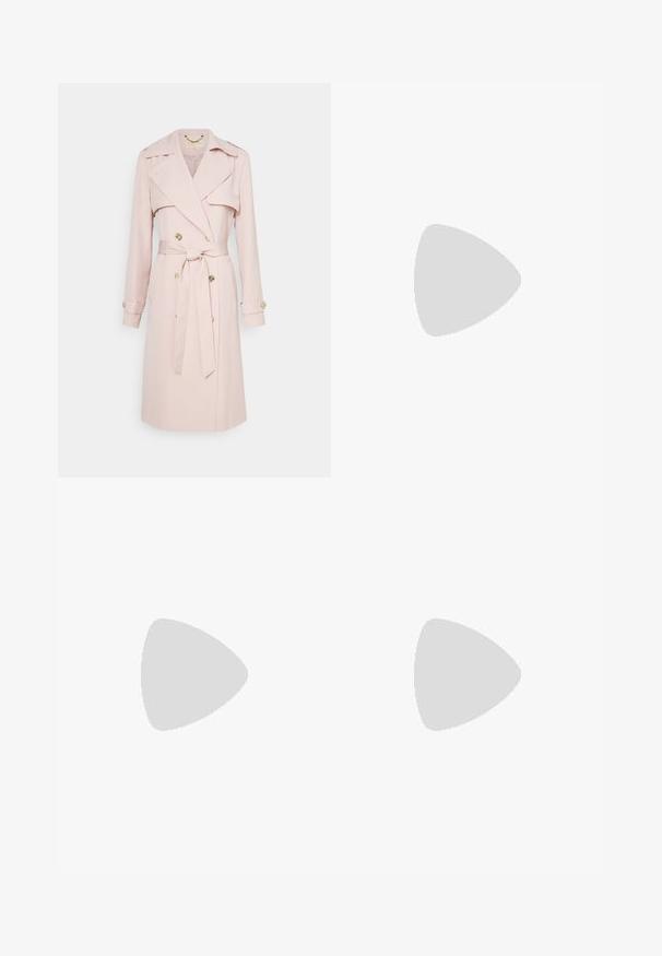 Svetloružový trenčkot vyrobený z jemnej látky, s dvojradovým zapínaním, opaskom v páse a zlatými gombíkmi. Obsahuje ramenné epaulety.; Námornícky modrá košeľa na gombíky vyrobená z jemného materiálu. Obsahuje dve náprsné vrecká, ramenné epauletky a dlhé rukávy s gombíkovými manžetami.; Čierne kožené nohavice s širokými nohavicami a hladkou textúrou, s prednými vreckami, zapínaním na gombík a jemnými švovými detailmi.; Čierne lakované členkové topánky s hrubou platformou a vysokým blokovým podpätkom. Na boku sa nachádza strieborný reťazový doplnok. Hladká textúra.