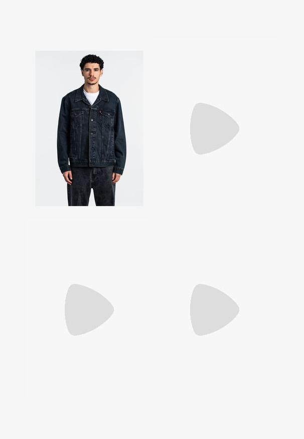 Zwarte spijkerjack met een knoopsluiting aan de voorkant, twee borstzakken en een klassieke kraag. Heeft een losse pasvorm en zichtbare stikdetails.; Witte kortengemouwen t-shirt van zacht katoen. Ronde halsontwerp met een ontspannen pasvorm en geen zichtbare logo's of patronen.; Heren straight-leg zwarte denim jeans met vijf zakken en oranje stiksels, knoop- en ritssluiting op de voorkant van de tailleband.; Bruine en groene leren bootschoen met een witte gestikte design, ronde veters en een gestructureerde rubberen zool. Duurzame constructie met metalen veteroogjes.