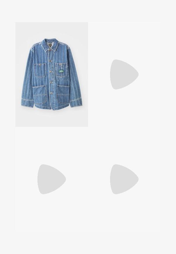 Jachetă din denim de culoare albastru deschis cu dungi verticale albe, având patru buzunare, o culoare și nasturi aurii. Eticheta mărcii vizibilă pe buzunarul din stânga.; T-shirt scurt gri, fabricat dintr-un material moale și texturat. Dispune de un guler clasic și o margine dreaptă, fiind potrivit pentru purtarea zilnică.; Pantaloni negri, ajustați, realizați dintr-un material neted. Prezintă un fermoar frontal, două buzunare laterale și picioare drepte. Design minimalist, fără modele.; Sneaker alb cu accente din suede, vârf rotund, șireturi plate și o talpă din cauciuc crem. Are un logo verde pe călcâie.; Geantă de umăr din piele maro, cu un design lejer, suprafață texturată, accente metalice argintii și cuie laterale, purtată cu ajutorul unei bretele detașabile.