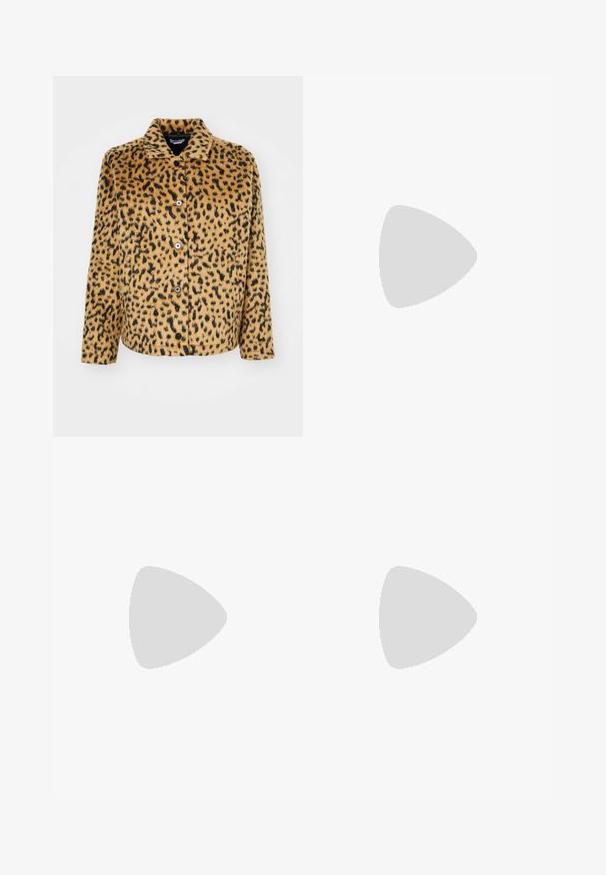 Sako s leopardím vzorem v hnědé a černé barvě, vyrobené z měkké tkaniny. Má špičatý límec, zapínání na knoflíky a dlouhé rukávy.; Červená košile s dlouhými rukávy vyrobená z bavlny, s bílými pruhy na ramenou a kulatým výstřihem. Na hrudi je umístěno malé bílé logo.; Tmavě modré džíny se rovného střihu, pěti kapsami a kontrastním oranžovým prošitím. Pas zahrnuje kovový knoflík a zip.; Bílé běžecké boty s prodyšným síťovým svrškem, texturovanými detaily a polstrovanou podrážkou. Obsahují rychlou šněrovací systém pro snadné obutí.