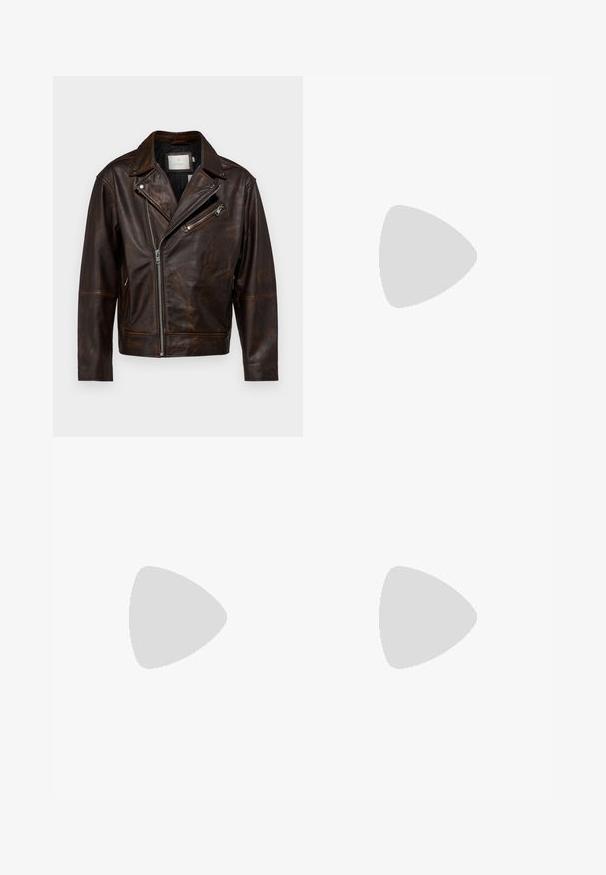 Giacca da moto in pelle marrone con colletto a punta, zip asimmetrica e una tasca sul petto con zip. Texture liscia, design minimalista.; T-shirt in cotone grigio con maniche corte, scollatura rotonda e testo stampato in bianco sul lato sinistro del petto. Tessuto morbido e vestibilità comoda.; Pantaloni in cotone neri con una vestibilità rilassata, dotati di una vita classica, pieghe frontali e tasche laterali. Tessuto liscio senza fantasie.; Pantaloni a pieghe larghi a quadri marroni e blu abbinati a scarpe bianche con dettagli neri e suole testurizzate, posizionati su uno sfondo verde.; Occhiali da sole neri rettangolari con lenti verdi, caratterizzati da una finitura opaca, aste dritte e il logo Ray-Ban sul lato.