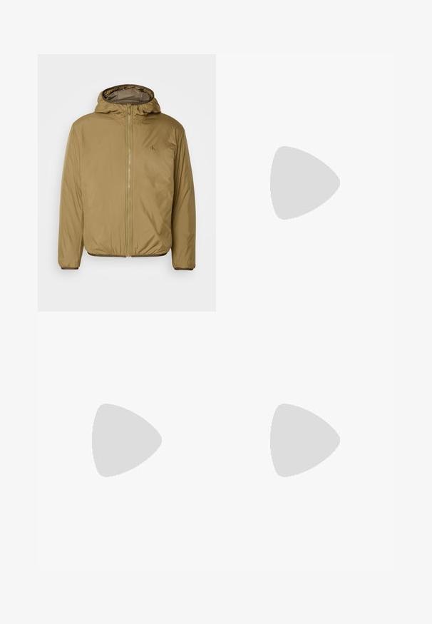 Tan geïsoleerde jas met een capuchon, voorzien van een ritssluiting aan de voorkant, elastische manchetten en een subtiele logo op de borst. Soepele, lichte textuur.; Zwart katoenen T-shirt met korte mouwen, ronde hals en een klein geborduurd logo op de linker borst. Soepele textuur, normale pasvorm.; Lichtblauwe spijkerbroek met een rechte pijp, voorzien van een klassieke vijf-pocketontwerp en een knoopsluiting bij de taille. Geen opvallende patronen.; Zwarte leren sneakers met geperforeerde structuur, ronde neus en platte witte rubberen zool. Voorzien van zwarte veters en een subtiel logo aan de zijkant.