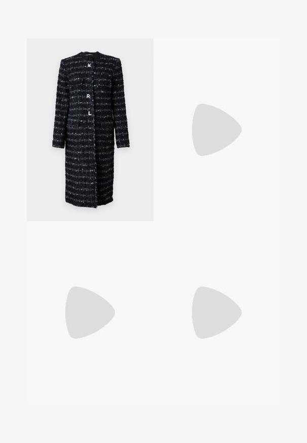 Marintweedkappa med texturerat mönster, skräddarsydd form, långa ärmar, två framfickor och hyskestängning med bokstäverna R och L.; Svart kortärmad polotröja i lätt material med en mjuk textur och en figurnära passform, med en hög halsringning.; Vävt tweedkjol i vitt och svart fiskbensmönster, har två framfickor och en guldfärgad dragkedja bak med fransiga kanter.; Höga svarta läderstövlar med en strömlinjeformad design, spetsig tå och en guldkedja vid vristen. Låg klack. Slät yta.