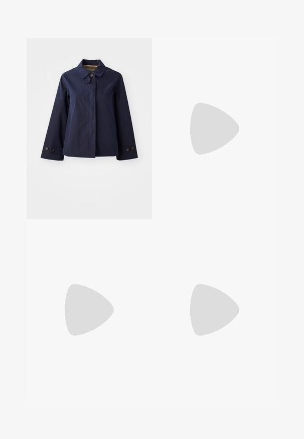 GANT Skraistė  - evening blue; Balta trumpa rankovėmis marškinėliai su plačiu apykakle ir tekstūruotu gumbelių raštu, pagaminti iš minkštos medžiagos, pasižymintys laisvu siluetu ir tvarkingu dizainu.; Rudos plačios kojų kelnės, pagamintos iš lengvos medžiagos. Yra plokščias priekis, diržo kilpos ir pritaikyta siluetas su kulkšnies ilgio apdaila.; Šviesiai rožiniai slingback baleto bateliai su smailiu pirštu, pagaminti iš lygios odai panašios medžiagos. Yra išpjovimų detalės šonuose ir plokščias kulnas.