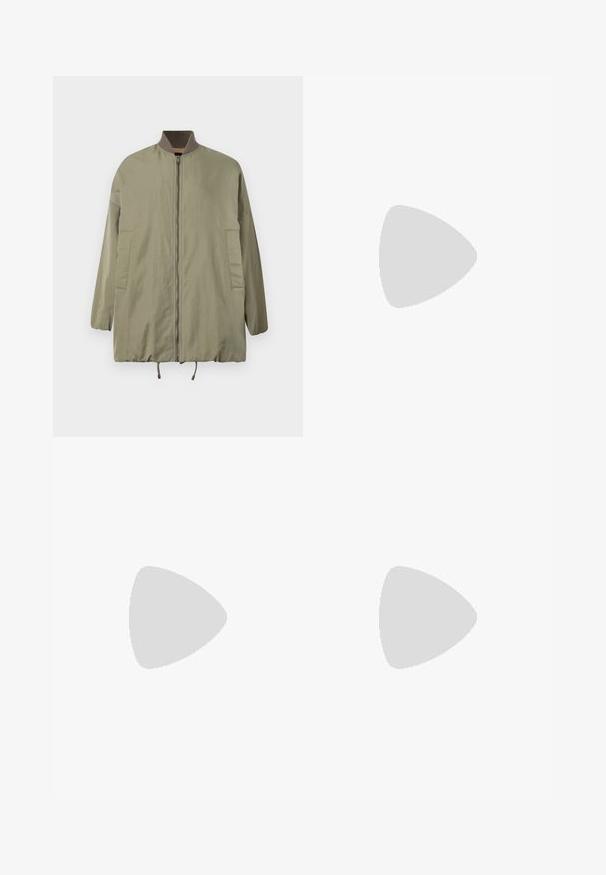 Oliven grøn bomberjakke med lynlås foran, ribbet krave og to sidelommer. Har en afslappet pasform og et glat, let stof.; Langærmet hvid T-shirt lavet af ribbet bomuld, med rund halsudskæring og lige kant. Simpelt design uden mønstre eller accenter.; Hvide vidde ben bukser lavet af blødt stof med elastisk talje og to sidelommer; glat tekstur og minimal detaljer.; Sort læderballetsko med rund tå, glat tekstur, minimal syning og et fleksibelt såldesign.