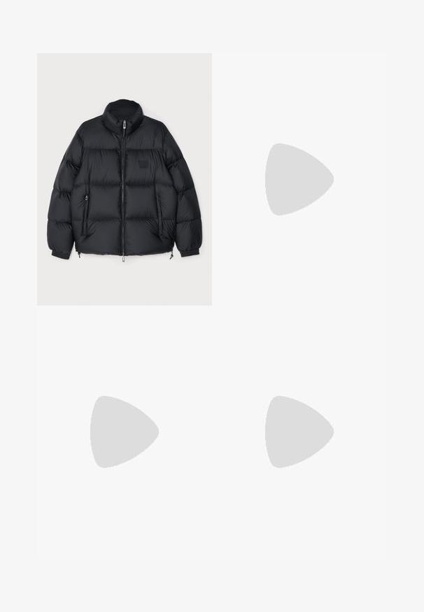 Veste matelassée noire avec un col montant, fermeture éclair et poignets élastiques. Présente un design matelassé et deux poches latérales. Matériau durable et isolant.; Tiger of Sweden PRO - T-shirt basique - black; Tiger of Sweden TENUTA - Chino - black; Baskets blanches avec des accents en daim, bout arrondi, lacets plats et semelle en caoutchouc crème. Présente une marque verte sur le talon.