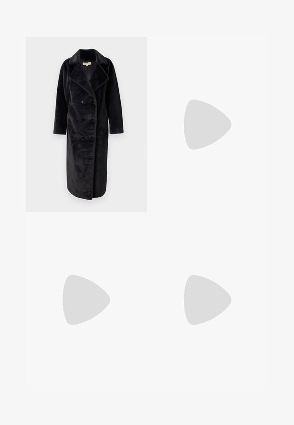 Dobbeltbrystet sort faux fur frakke med spids krave, lange ærmer og seks knapper. Blød tekstur og mellemlang design.; Sort ærmeløs bodysuit lavet af strækbart materiale, med høj krave og en tætsiddende pasform med en thong bund. Ingen mønstre eller hardware.; Sorte brede bukser lavet af letvægtsstof, med frontknaplukning og glat front, samt pænt syede kanter.; Sportsko med en overdel i hvid læder, grå ruskind på tåen og tre sorte striber. Har et blåt logo på tungen og en struktureret gummisål.; Vivienne Westwood THREE ROW RELIEF CHOKER - Halskæder - silver-coloured/white