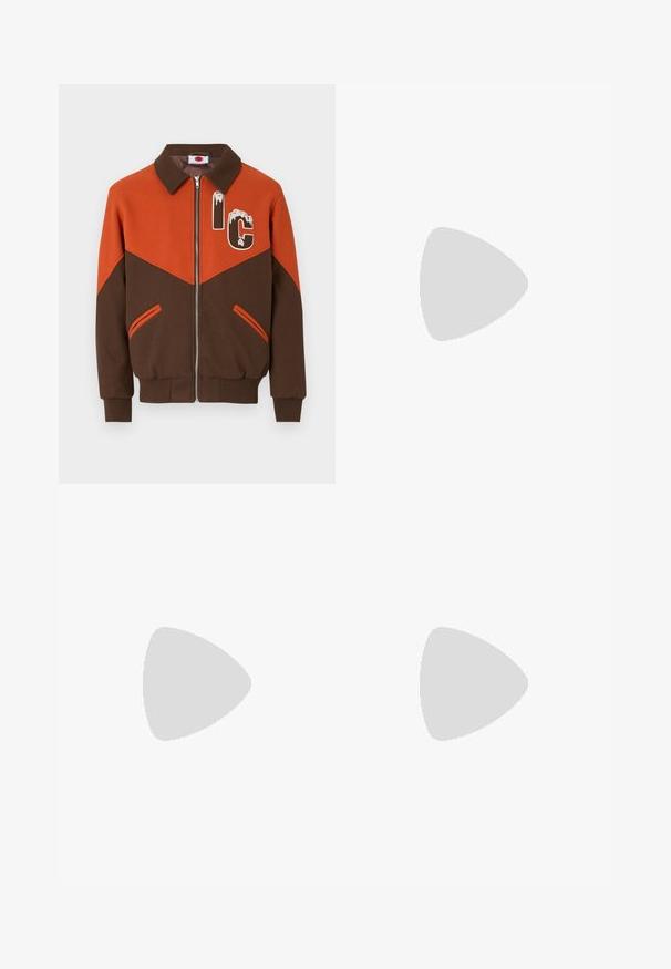 Giacca marrone e arancione con zip e colletto, caratterizzata da un blocco di colore diagonale e da un design grafico "IC" sul petto, tessuto testurizzato.; T-shirt bianca in cotone con maniche corte, colletto tondo e un piccolo logo grigio nella zona sinistra del petto. Texture liscia.; Pantaloni bianchi su misura con frontale liscio, due plissettature e risvolti. Realizzati in un tessuto morbido con chiusura a bottone in vita.; Scarpa nera a mocassino intrecciata con un accentuato in pelle liscia sulla parte superiore, design a punta rotonda e suola in gomma a profilo basso.