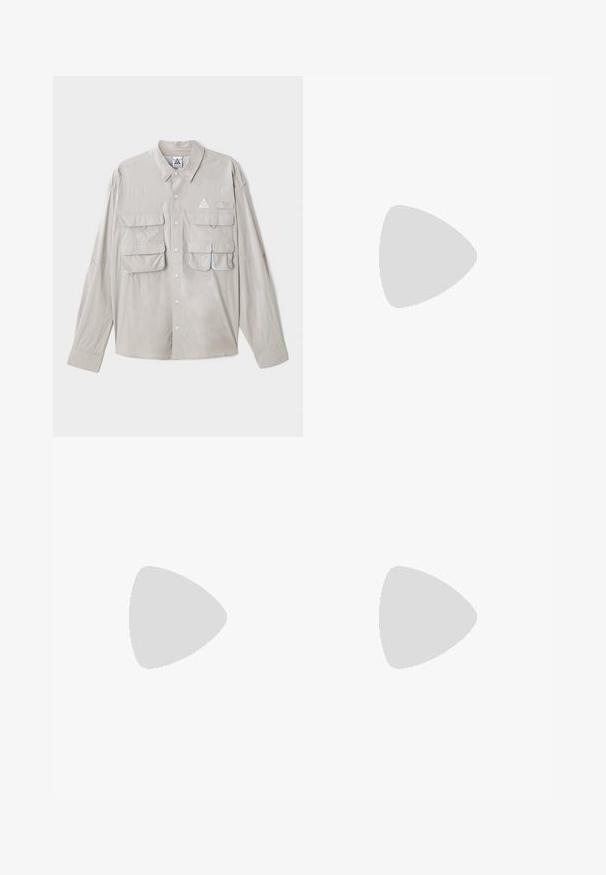 Camisa de botão cinza claro com mangas longas, quatro bolsos frontais, um logótipo triangular e uma textura de tecido suave.; Três tops em algodão de alças brancas com nervuras. Apresentam um decote redondo e pequenas etiquetas pretas perto da bainha. Disponíveis em vários tamanhos.; Calças de cargo leves em nylon preto, com cintura elástica, cordão ajustável e múltiplos bolsos em camadas nas pernas.; Sapatos atléticos brancos com sobreposições texturizadas, sola espessa e detalhes em cinza. Usados com meias brancas até ao tornozelo e calções verdes sobre uma superfície azul.