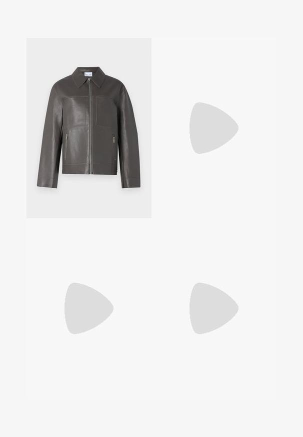 Graue Lederjacke mit durchgehendem Reißverschluss, spitzem Kragen und zwei seitlichen Reißverschlusstaschen. Verfügt über eine glatte Textur und ein minimalistisches Design.; Weißes Langarm-Hemd mit Knopfverschluss aus einer glatten Baumwollmischung. Verfügt über einen klassischen Kragen, eine Frontknopfverschluss und abgerundete Manschetten.; Schwarze weit geschnittene Hose mit glatter Textur, ausgestattet mit Vorderfalten und einem hochgeschnittenen Design. Hergestellt aus einem leichten Stoff.; Schwarze Leder-Mules mit spitzem Zehenbereich und niedrigem Blockabsatz. Glatte Textur mit elegantem Design. Offene Rückseite mit minimaler Gestaltung.
