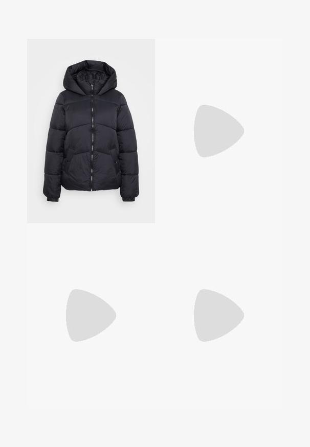 Svart puffjacka med huva, som har en zippered framsida, sidofickor och elastiska ärmslut. Slät textur med quiltad design.; Tre åtsittande T-shirts i vitt, grått och svart. Var och en har en bred rundad halsringning och korta ärmar. Tillverkade av mjukt, stretcht tyg.; Svarta utsvängda byxor i elastiskt tyg med hög midja och en mjuk textur. Byxorna vidgar sig från knäet.; Svarta canvas högskor med vita gummisulor och snören. Har en cirkulär logotyp på sidan och kontrasterande vit sömnad.