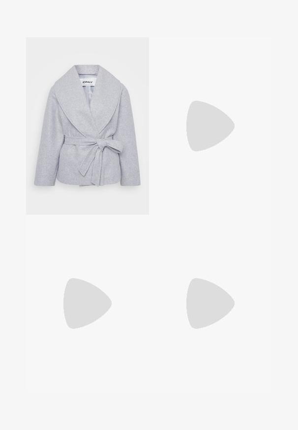 Siva jakna s širokim ovratnikom i dugim rukavima, izrađena od mekog materijala. Ima pojas s vezanjem u struku i glatku podstavu.; Even&Odd Petite 2 PACK - Top - light grey/black; Sive traperice sa ravnim nogavicama, stil pet džepova, blago izblijedjele i s kopčanjem na gumbe u struku.; Crna kožna midi suknja s glatkom teksturom; sadrži pojas i bočne džepove. Uparena s sjajnim crnim cipelama s visokom petom.; Srebrna kružna naušnica s poliranim završetkom, koja ima male zlatne detalje i okrugli oblik, nošena na uhu.