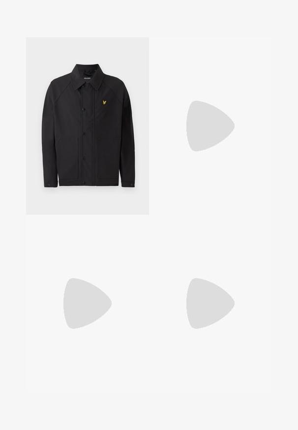 Sort jakke med en struktureret krave, to forlommer og et lille gult ørnelogo. Fremstillet af glat, letvægtsstof.; Hvid bomulds T-shirt med et lille sort og gult broderet logo på venstre bryst. Korte ærmer og rund halsudskæring.; Sorte bomulds joggerbukser med elastisk talje, snøre og ribbede manchetter. Har et lille gult logo på venstre lår.; Hvide lædersneakers med en glat overflade, der har et klassisk snørebånddesign, perforeringer for åndbarhed og en tekstureret gummisål.