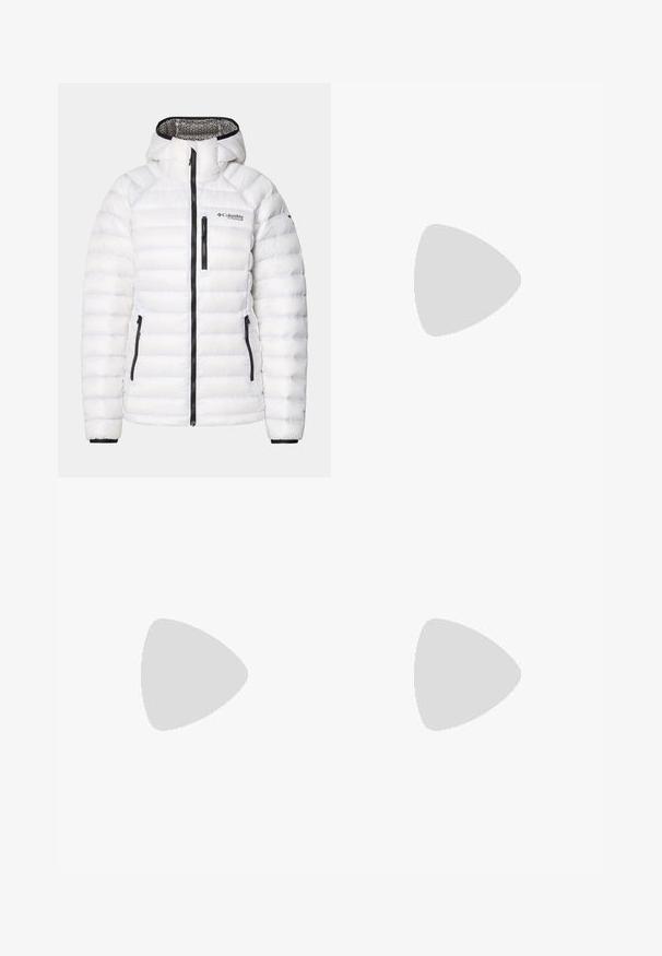 Jachetă puf albă cu cusături orizontale, fermoare negre și logo. Dispune de o glugă și manșete elastice pentru o ajustare sigură. Material ușor.; Tricou negru Columbia cu artă liniară albă circulară reprezentând munți și un râu, împreună cu textul "Columbia Sportswear Company Afară din 1938."; Pantaloni negri, ajustați, confecționați dintr-un material flexibil. Caracteristici includ un buzunar cu fermoar pe lateral, genunchi articulați și o textură netedă.; Botă de drumeție neagră cu un design mediu, având un material texturat, accente gri și o talpă din cauciuc durabilă cu crampoane pentru aderență.